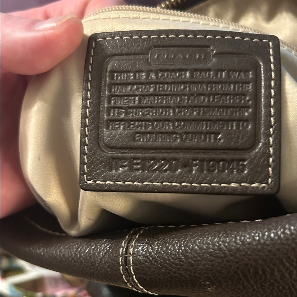 Elegant Black Leather Shoulder Bag - Picture 3 of 10